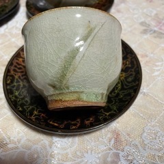 焼き物の湯呑みと茶たくの画像