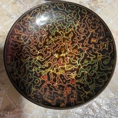焼き物の湯呑みと茶たくの画像