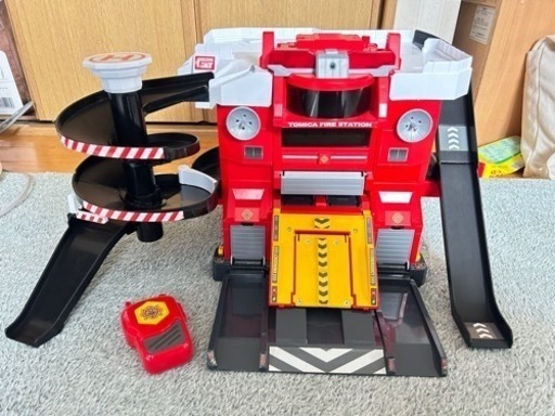 タカラトミー トミカ 変形ファイヤーステーション