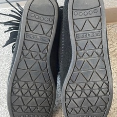 MINNETONKAフリンジショートブーツの画像