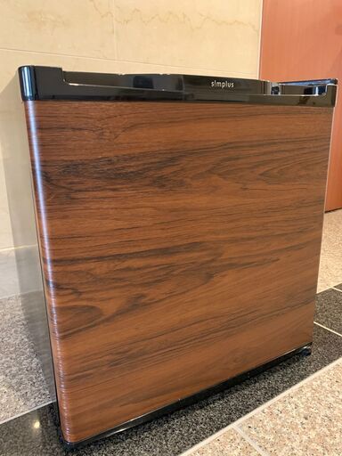 木目調ミニ冷蔵庫　未使用品（新古品）￥5，000