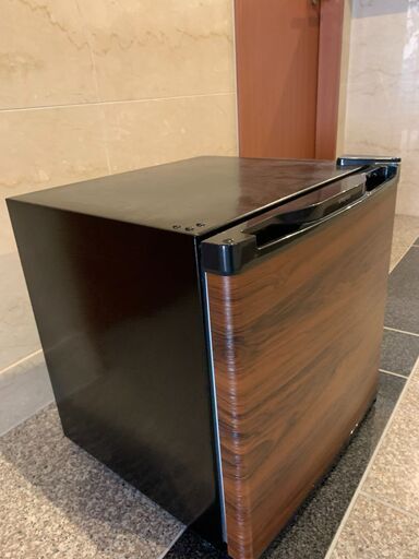 木目調ミニ冷蔵庫　未使用品（新古品）￥5，000