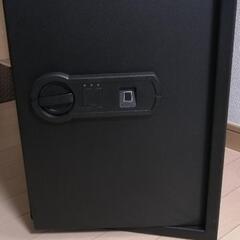 新品購入1ヶ月使用、amazon　金庫　付属のカギあり、指紋認証で開閉