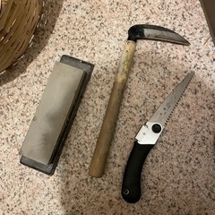 砥石、鎌、折り畳みノコギリ