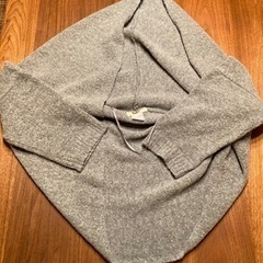 美品ニットポンチョ　レディース　グレー色の画像