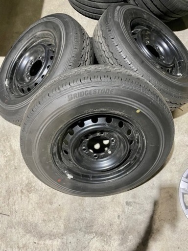 ハイエース ２００系　新車外しの純正タイヤ・ホイール・キャップのセット