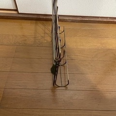 マガジンラック。折り畳み式。不要な時は折り畳んで隙間に保管ととても便利。洗面所・トイレに設置はいかがですか？の画像