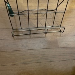 マガジンラック。折り畳み式。不要な時は折り畳んで隙間に保管ととても便利。洗面所・トイレに設置はいかがですか？の画像