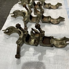 単管パイプ用三連クランプ、1個200円