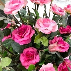 バラの造花、花瓶のセットの画像