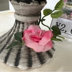 バラの造花、花瓶のセットの画像
