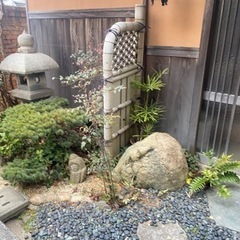 庭石　灯籠など。