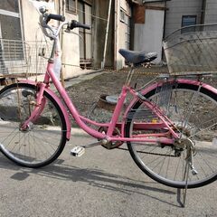 ピンク色の自転車です。26インチ。前かごあります。 鍵つき。ママ...