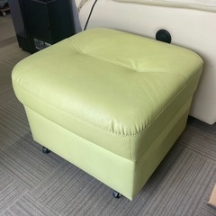 【お買い得‼️】ソフトレザー製　キャスター付きオットマン　スツー...