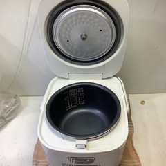 AIRIS 3合炊きマイコンジャー炊飯器ERC-MC30-Wの画像