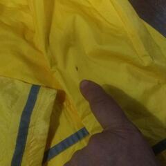使用頻度ほぼ無し。背中にランドセル&リュクも背負っても大丈夫!　　一枚は持っておきたい!　子供の雨具130cmの画像