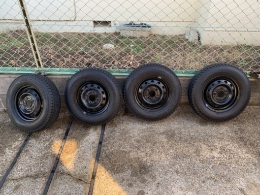 【中古】スタッドレスタイヤ・黒 鉄ホイール(スチールホイール) 4本セット