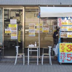 大粒のたこ焼きを6個300円・8個400円・12個500円で販売...