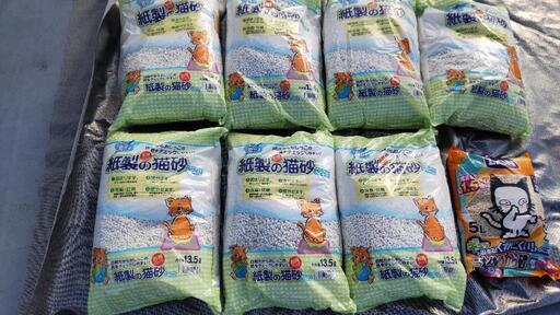 ★【値下げしました】紙製の猫砂×8袋　【ネコ砂　容量計99.5リットル】★