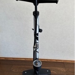 新品自転車ヘルメット&空気入れの画像