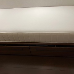 北九州市内配送無料　保証付き　2019年　SJ-D14E-W 冷蔵庫 ホワイト系 [2ドア /右開き/左開き付け替えタイプ /137L]無印　ベッド一式 (ベッドマット、下収納×２、ヘッドボード付き ）