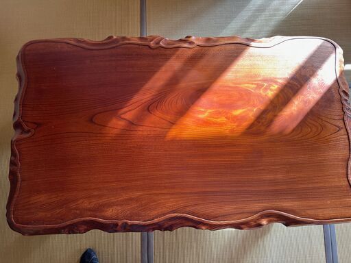 昭和レトロ：一枚板の大きな和テーブル