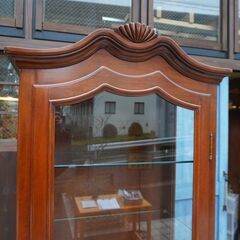 イタリア製キュリオケースです。クラシカルでエレガントな飾り棚は