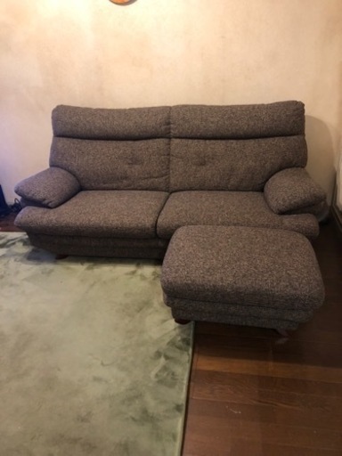 3人掛けソファ、オットマン付き、まだ決まってません