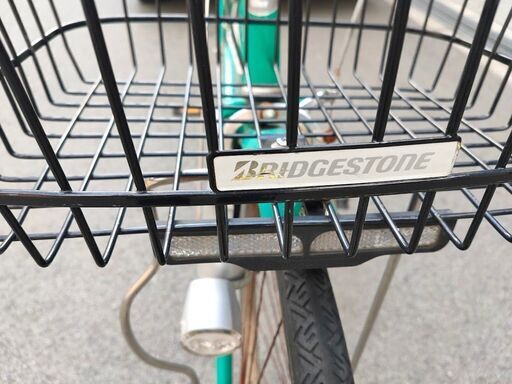 ブリジストンの緑色の自転車です。※BAAマーク付きです。26インチ。前かごあります。鍵つき。ガタはなく、スムースに走ります。チェーンの