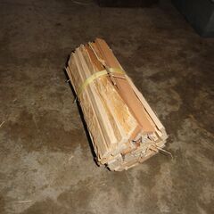 ③ 第3期用意分　乾燥済み　薪　　小束にした薪　手軽に焚き火や、焚き付け等に利用出来ます。細かく割った針葉樹薪を束ねたもの★　キャンプ　グランピング　焚き火　薪ストーブ等に　那須で薪 の画像