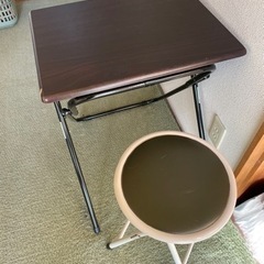 折り畳みイス（茶色）と丸椅子（黒）の画像