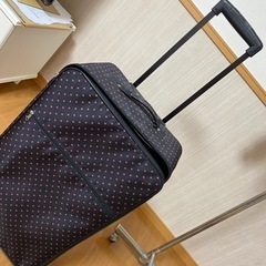 【無料】2輪キャリーバッグ　黒ピンクドットの画像