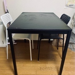 テーブル　椅子２つ　早い者勝ちの画像