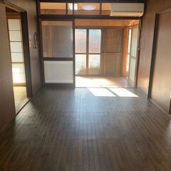大型戸建て！初期費用無料！広々とした庭付き🤩室内面積広々100㎡超、駐車場2台OK！シェアハウスOK − 群馬県