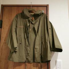 カーキのジャンパー