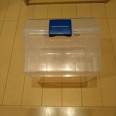 カラーボックスとプラスチックケースの画像