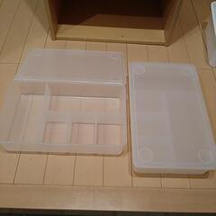 カラーボックスとプラスチックケースの画像