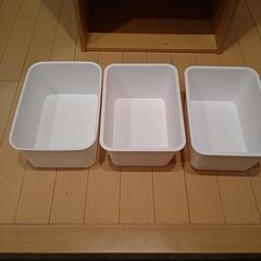 カラーボックスとプラスチックケースの画像