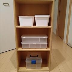 カラーボックスとプラスチックケースの画像