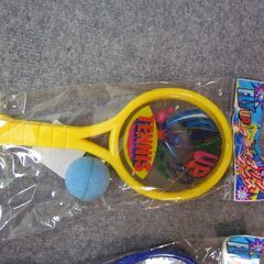 おもちゃ ラケット×2とボール (小さなお子さん用)　未使用ですの画像