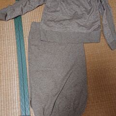 ニット生地の上下(下はスカート)とスキニーパンツ