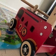 知育玩具　木のおもちゃ　消防車手押し車の画像