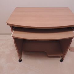 パソコンデスクとイスのセットの画像