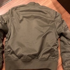 カーキ色　ジャケットの画像