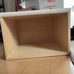 木の箱の棚