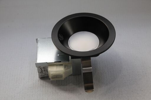 天井部取付用LED照明ライトです。家庭電源１０㎝円で取付されました。