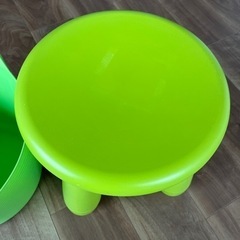 タブトラッグスのバケツとIKEA椅子の画像