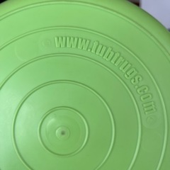 タブトラッグスのバケツとIKEA椅子の画像