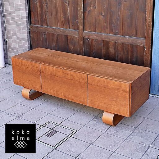 U字の曲げ木の脚が愛らしい大川家具のブラックチェリー材 テレビボードです。シンプルでナチュラルなデザインは北欧スタイルやカフェ風にオススメ！曲げ木の脚が良いアクセントになってます♪DA222