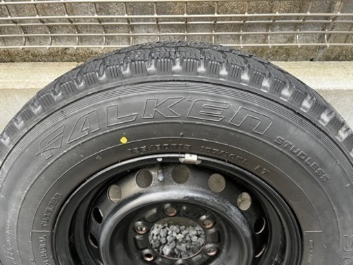【取引確定】ハイエース用スタッドレスタイヤ